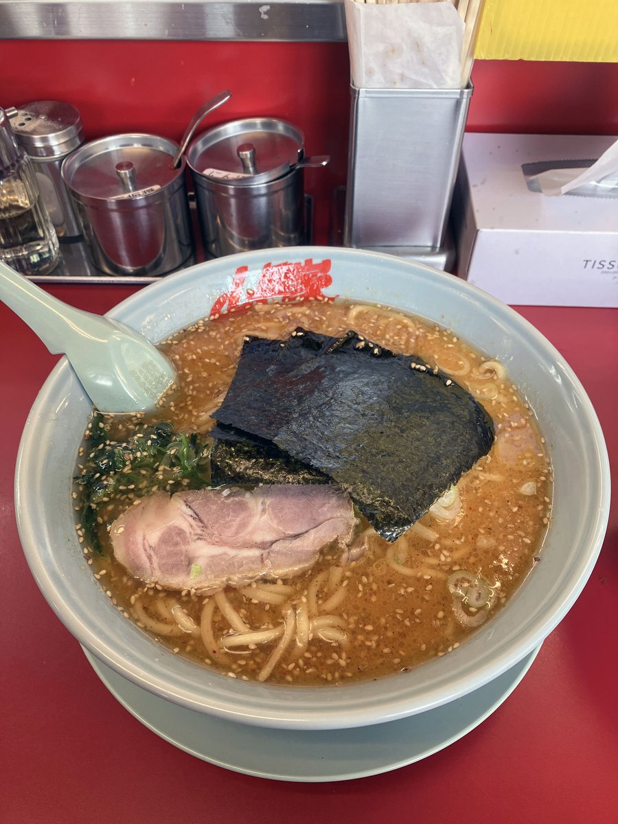 kenoh77's tweet photo. Vの配信で山岡家の特製味噌食べてるの視た影響で山岡屋で特製味噌注文。山岡家は醤油頼んでこれなら家系でいいや、みたいな感想だったけど、特製味噌はなかなか美味しい。味噌はいつも辛味噌ラーメンばかり食べてたから、普通の味噌ラーメンは何年かぶりに食べたなあ。 https://t.co/6WW33F9Igw