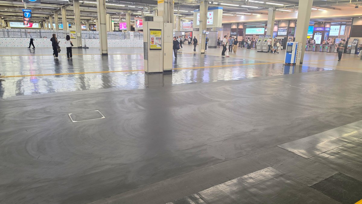 ken_ta_rou's tweet photo. ホームを14メートル短縮する改良工事が行われている阪急大阪梅田駅。神戸線ホームの短縮が完了し、広い空間が捻出されました。たかが14メートル、されど14メートル。これが10面9線分ともなると相当な面積となります。 https://t.co/Nomo4saxCG