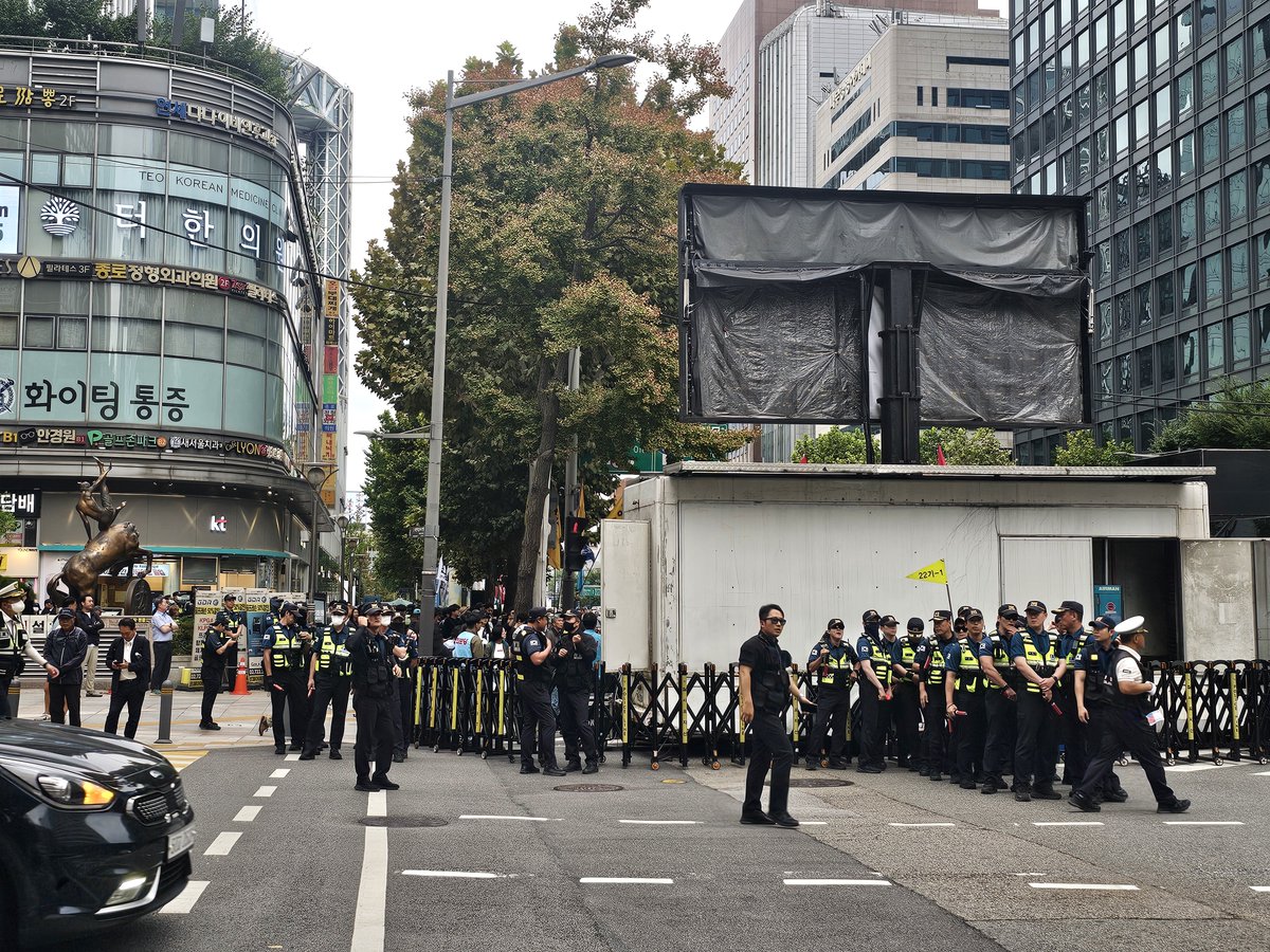 JJoonWick's tweet photo. Live in central Seoul now. 🇰🇷

A #demonstration calling on the U.S. and Israel to stop the war, with protesters preparing to march past the U.S. Embassy toward the presidential office.

But something else caught my attention.

The speaker had a microphone, a huge screen and people standing right in front of her — yet she was reading almost everything from her phone.

Maybe the speech was carefully prepared. Maybe even with #ChatGPT . Who knows. 😂

But if you want to persuade someone like me who just happens to be walking by, put the phone down for a minute.

Tell me why you are here.
Why you care.
What you believe.

Speak from your heart and I’ll listen — even if I ultimately disagree with you.

A microphone can make your voice louder.

It can’t make it more human.

📍Seoul, Sept. 12, 2026
Video taken by me today.

@ChatGPT #진보당 #korea