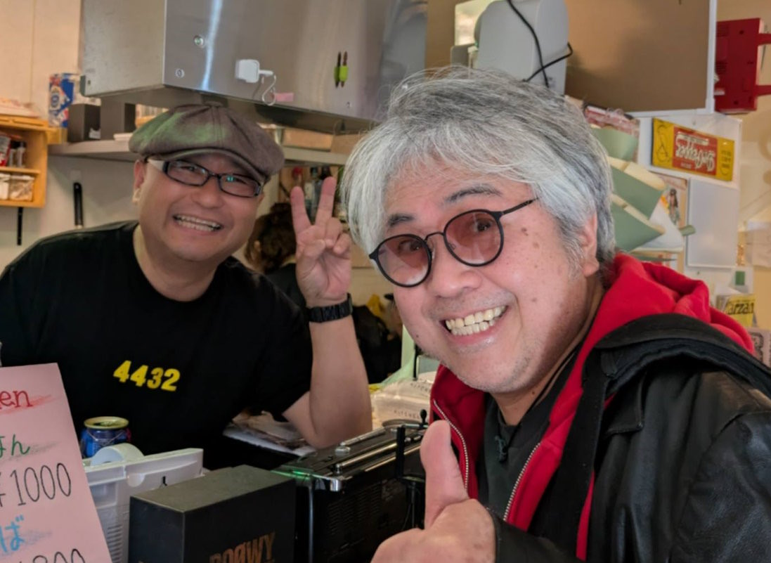 seigi_maejima's tweet photo. 4432BARのお話。
本人も歌うたいである4432BARの主、ヨシミツ。実はこの人、年季の入った『いんぐりフリーク』でして、関東のライブにはいつも出没しているおじさんなのです。
諸事情により4432BARはこの秋、閉店します。
ライブ後の宴は、お店の打ち上げも兼ねて、一緒に思い出づくりしましょうねー！ https://t.co/UTx5Jt05vd