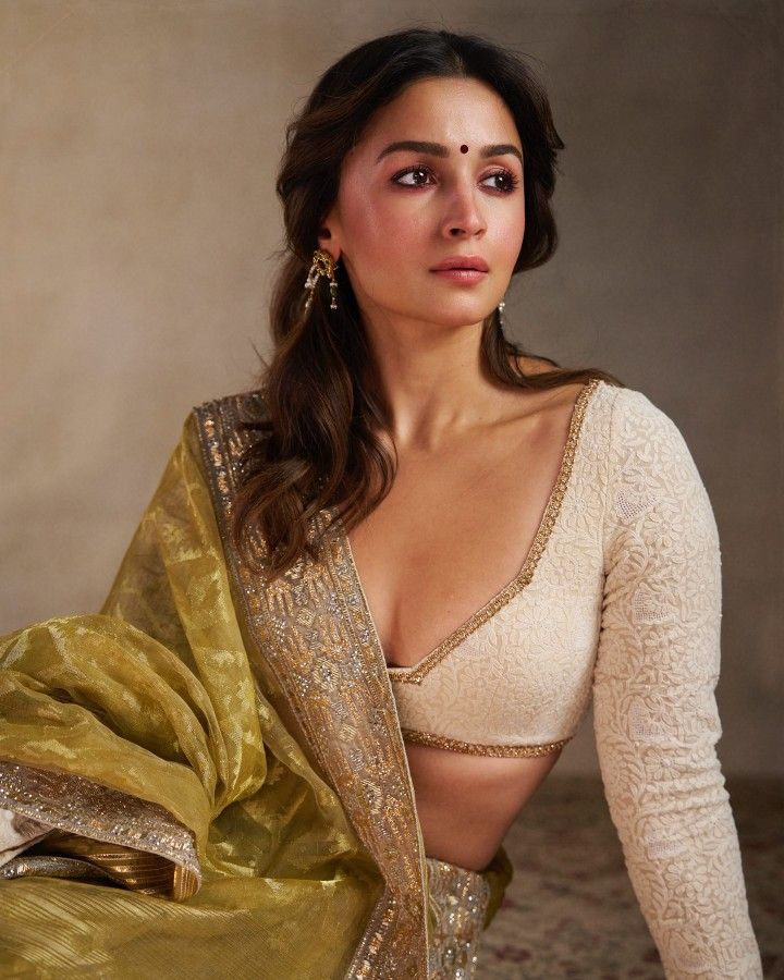 Justfap18's tweet photo. Alia meedha naku oka weird fantasy undhi 
Lanja ni oka function lo andhari mundhu battalu vippi table meedha naked ga padesi dhanni  hardcore lo dengali adhi edchina arichina forced ga dengi dengi dhani gonthu varaku modda petti karchali https://t.co/7YSD7bFG1s