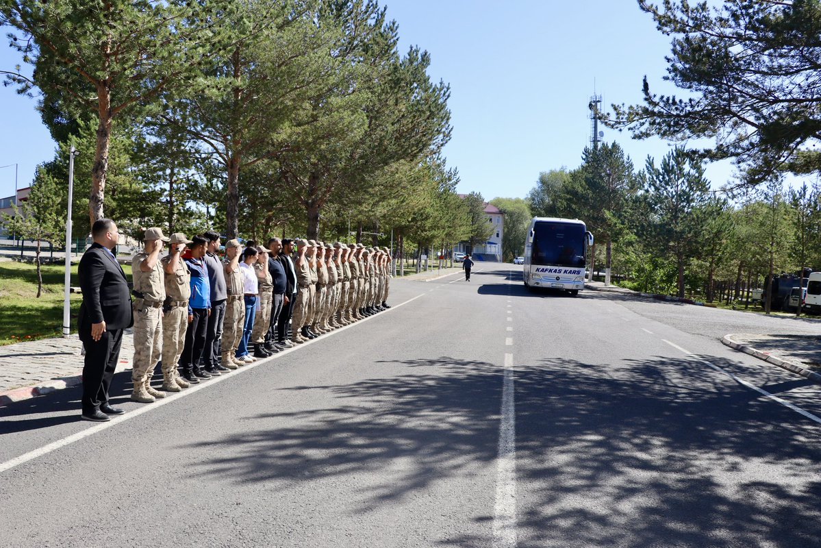 KarsJandarma's tweet photo. “Kahramanlarımız görev başında!🇹🇷 Güvenlik Korucularımıza hayırlı ve güvenli görevler diliyoruz.” https://t.co/5ylGdk2nfF