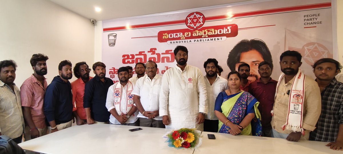 JSPYadav07's tweet photo. స్థానిక సంస్థల ఎన్నికల నిర్వహణ సమన్వయ కమిటీ నంద్యాల పార్లమెంటు కోఆర్డినేటర్ శ్రీ యనమల భాస్కర్ గారిని మర్యాద పూర్వకంగా కలిసి స్వాగతం తెలిపిన డోన్ నియోజకవర్గం జనసేన పార్టీ సమన్వయకర్త గడ్డం @Bramhamgaddam  గారితో డోన్ నియోజకవర్గం జనసేన నాయకులు మర్యాద పూర్వకంగా కలవడం జరిగింది.. https://t.co/68T2hiPdPa