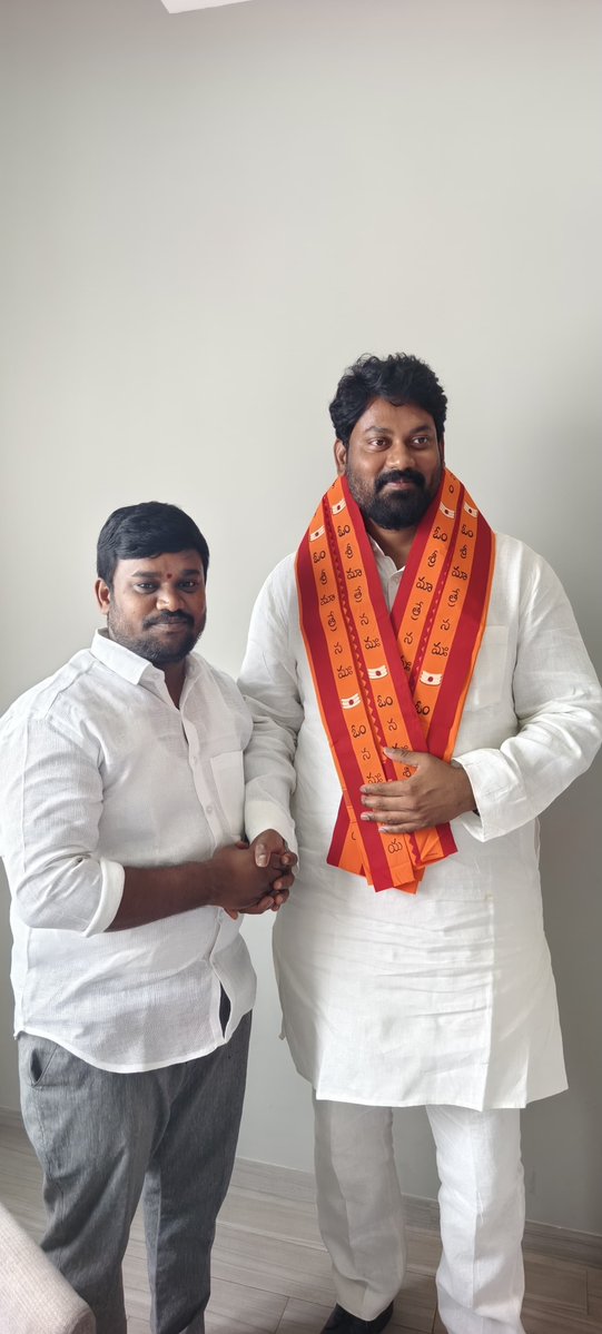 JSPYadav07's tweet photo. స్థానిక సంస్థల ఎన్నికల నిర్వహణ సమన్వయ కమిటీ నంద్యాల పార్లమెంటు కోఆర్డినేటర్ శ్రీ యనమల భాస్కర్ గారిని మర్యాద పూర్వకంగా కలిసి స్వాగతం తెలిపిన డోన్ నియోజకవర్గం జనసేన పార్టీ సమన్వయకర్త గడ్డం @Bramhamgaddam  గారితో డోన్ నియోజకవర్గం జనసేన నాయకులు మర్యాద పూర్వకంగా కలవడం జరిగింది.. https://t.co/68T2hiPdPa