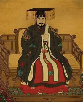Handre's tweet photo. Wang Mang seized the Han throne in 9 CE and immediately got to work proving that central planning destroys faster than any invading army. His Xin dynasty lasted fourteen years. The lesson cost millions of lives.

Mang nationalized land and redistributed it to peasants, abolishing private ownership in a single imperial decree. The result: farmers stopped investing in their fields. Why drain a well you do not own? Agricultural output collapsed precisely when population pressure demanded more food, not less.

He fixed grain and cloth prices to "protect the poor." Merchants stopped selling at a loss, supply dried up, and the poor he claimed to protect starved. Price suppression destroys market signals and produces shortage.

Currency debasement compounded everything. Mang reformed coinage four times between 9 and 14 CE, replacing heavier bronze coins with lighter ones while demanding the old exchange values hold. Chinese merchants figured out Gresham's Law immediately and hoarded the old metal. Trade seized up.

His salt and iron monopolies, justified as revenue tools, strangled the artisan economy that Han prosperity had built over two centuries. State monopolies run politically, which means they run badly.

By 23 CE, famine and peasant revolt erased him and his dynasty entirely. The Red Eyebrow rebels did not read economic theory. They just noticed they were hungry. Mang gave them every reason to be, having replaced a functioning market order with fourteen years of bureaucratic improvisation, each intervention generating the crisis that justified the next one.