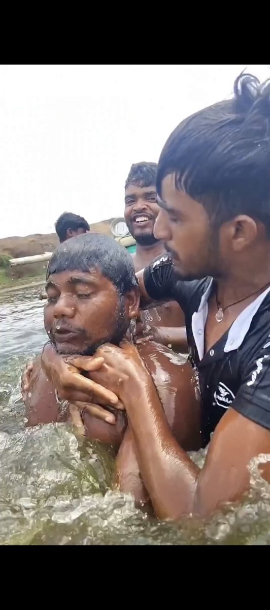 ItsNidhiYadav's tweet photo. चार भाइयों ने मिलकर बहन के प्रेमी को नदी में डुबोकर मार डाला

बताया जा रहा है कि लड़की घर पर अकेली थी और उसने अपने प्रेमी को घर बुलाया था

इसी दौरान अचानक उसके चारों भाई घर पहुंच गए और बहन के साथ उसके प्रेमी को आपत्ति जनक हालत में देखकर गुस्से से आगबबूला हो गए..

चारों भाइयों ने पहले युवक के साथ मारपीट की और फिर उसे पकड़कर नदी के किनारे ले गए..

आरोप है कि वहां चारों ने युवक को नदी में डुबो दिया और उसे उसी हालत में छोड़कर वापस घर आ गए..

हैरानी की बात यह है कि लड़की को अभी तक इस बात की जानकारी नहीं है कि उसके भाइयों ने उसके प्रेमी के साथ क्या किया