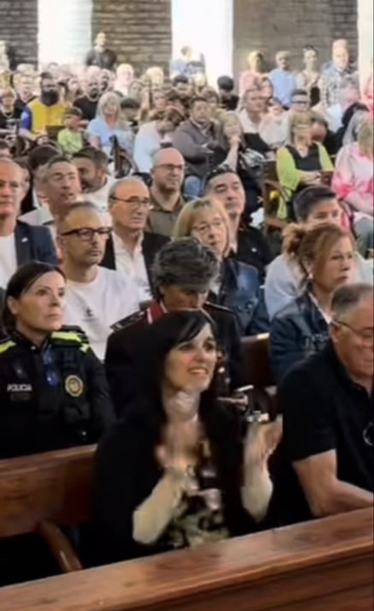 FerranOtif's tweet photo. Brutal la foto.
Ella sola aplaudint entusiasmada les bestieses del Txotxarel·lo amb la resta de la gent amb cara de passar autèntica vergonya aliena.
Està com una puta cabra. https://t.co/mrshjEH2nf