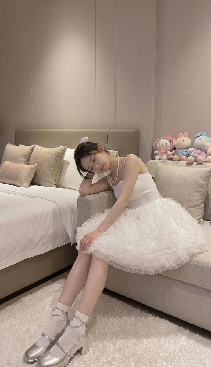 chenhao07266983's tweet photo. 绿毛龟，你女儿我已经让她在学校外面租了房子，想知道你女儿大学里面学了什么吗？你问她他肯定不告诉你，我可以告诉你，你女儿口交已经S级了，舌头灵活，口腔津液多，已经会不用手扶鸡吧，只用嘴巴口。性交差了点只有A级，骚话不多，这学期我天天让她练习说骚话，每天不重样很快就能到S了 #绿帽 #绿奴 https://t.co/cSzDAmQJ4U