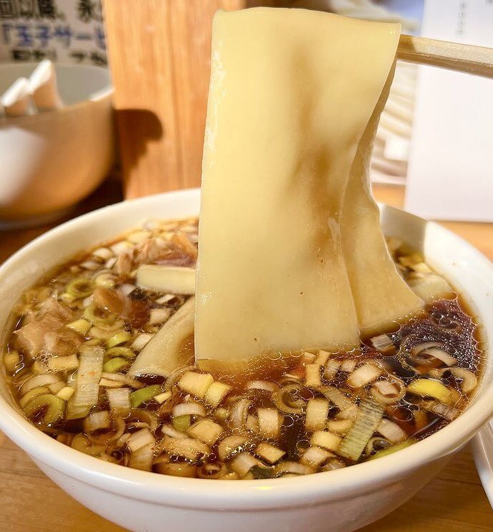 gourmetroad5's tweet photo. 岐阜県岐阜市にあるお店「らぁめん りきどう」の、もっちりとして超太麺の凄平麺など3種の麺を同時に味わえる「焙煎小麦２色つけ麺(＋トッ���ング凄平麺)」✨ https://t.co/dWbriHnCGv