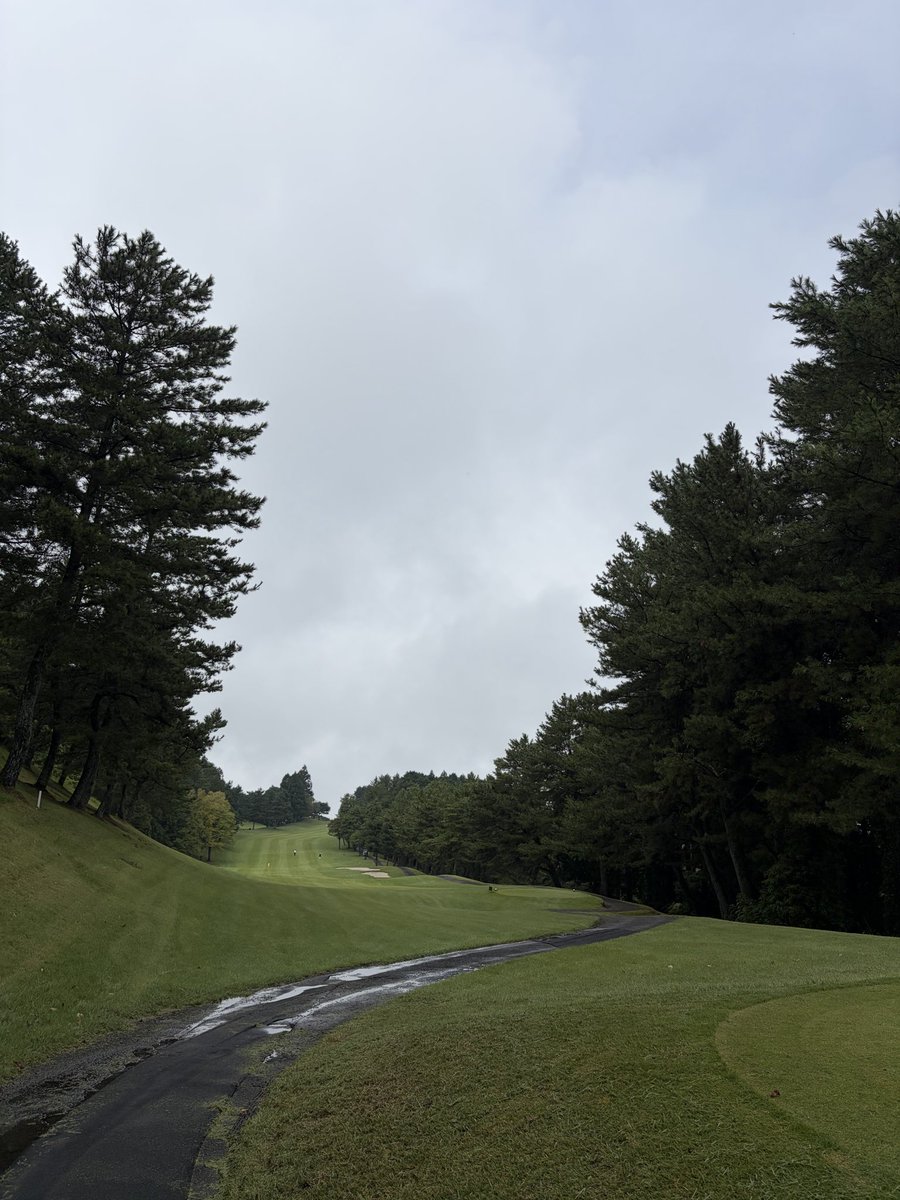 spider_yu_tai's tweet photo. 霧雨降る中職場のコンペに行ってきました⛳️
視界が悪くて前が全然見えない状態でしたが午後から☁️に。
ドラコン賞２つ、ニアピン賞いただき練習した甲斐がありました！！
行かせてくれた家族のみんなありがとう🥺✨✨ https://t.co/d43xMlgdd7