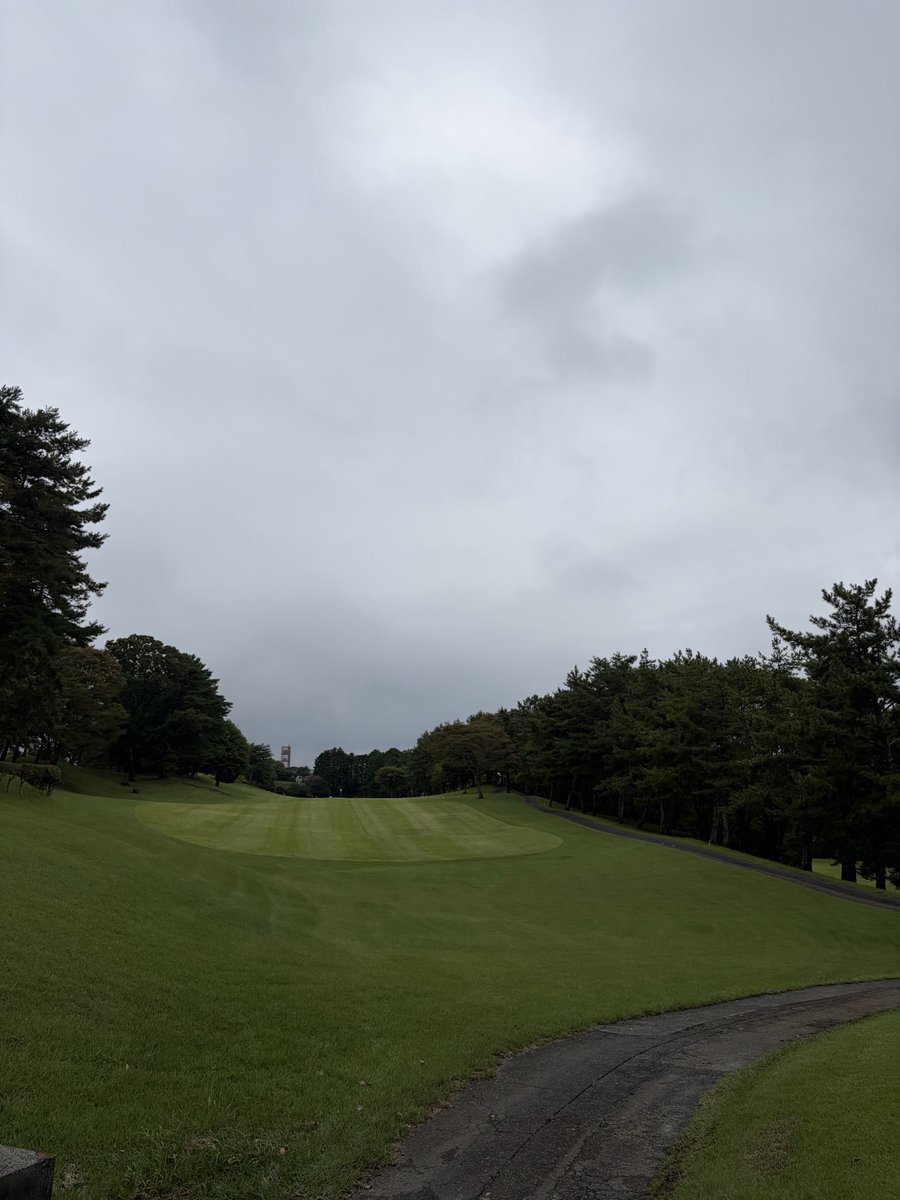 spider_yu_tai's tweet photo. 霧雨降る中職場のコンペに行ってきました⛳️
視界が悪くて前が全然見えない状態でしたが午後から☁️に。
ドラコン賞２つ、ニアピン賞いただき練習した甲斐がありました！！
行かせてくれた家族のみんなありがとう🥺✨✨ https://t.co/d43xMlgdd7
