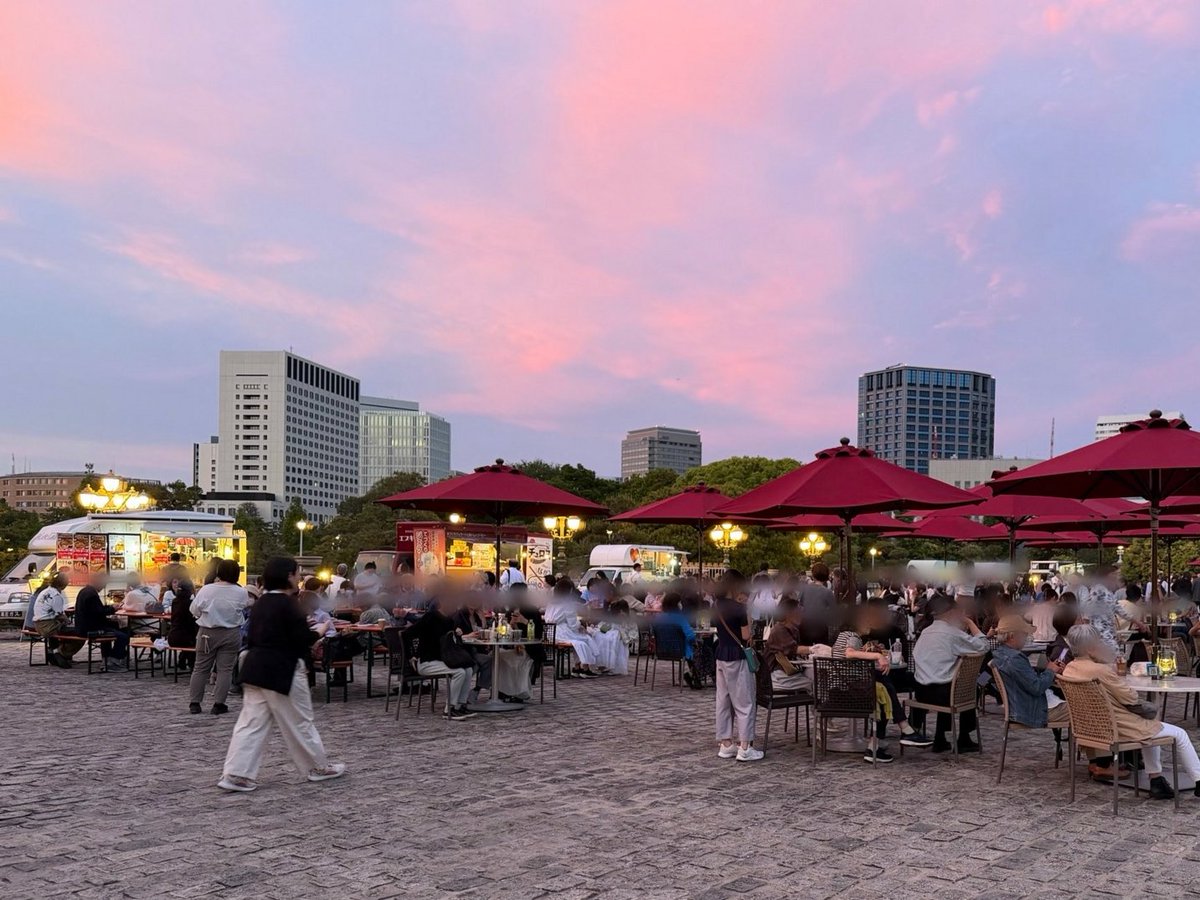 cao_Geihinkan's tweet photo. ☕9月のガーデンカフェ🍷

9/19(土)～23(水)は、通常よりも多くのキッチンカーが出店します。
カフェメニューや軽食をご用意するほか、この期間限定でアルコールの提供もございます🥂
本館のライトアップと併せてお楽しみください。

※写真は5月のガーデンカフェの様子です。
https://t.co/OAG72e5ZbW https://t.co/BTQcSY6xON