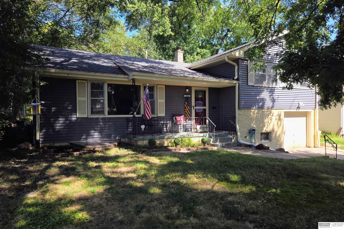 CarlaMaas's tweet photo. 5816 Hamilton Street, Omaha, NE, 68132
3 bed | 1.5 bath 1784 Sq. Ft.
Active | 225000
https://t.co/KgXkiNP7EX
Affordability meets move-in-ready in this appealing home on a tree-lined street just 5 minutes from Memorial Park! Roof, furnace, A/C, &amp; bathroom updates in last few... https://t.co/E0PiX4I0es