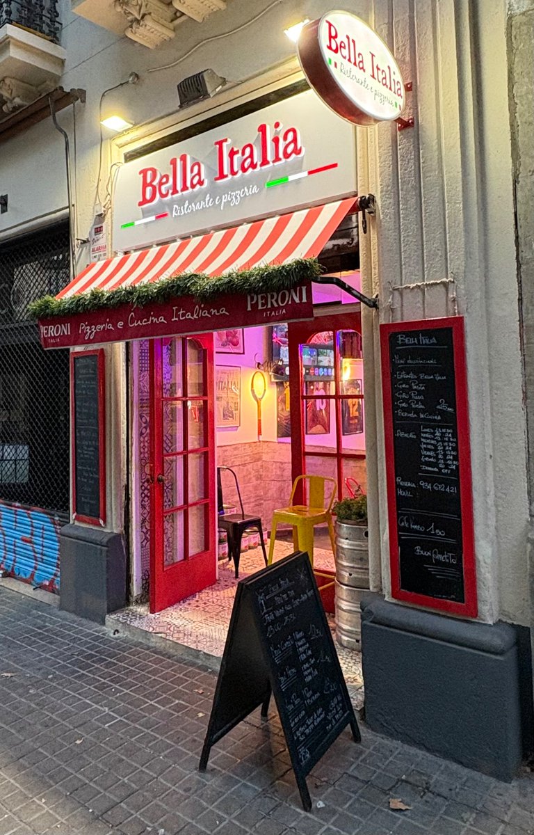 PompeuGuarner's tweet photo. Bella Italia, un altre dels centenars, o potser milers, de restaurants de Barcelona que exclouen el català de la retolació. https://t.co/w7qmyhDLkO