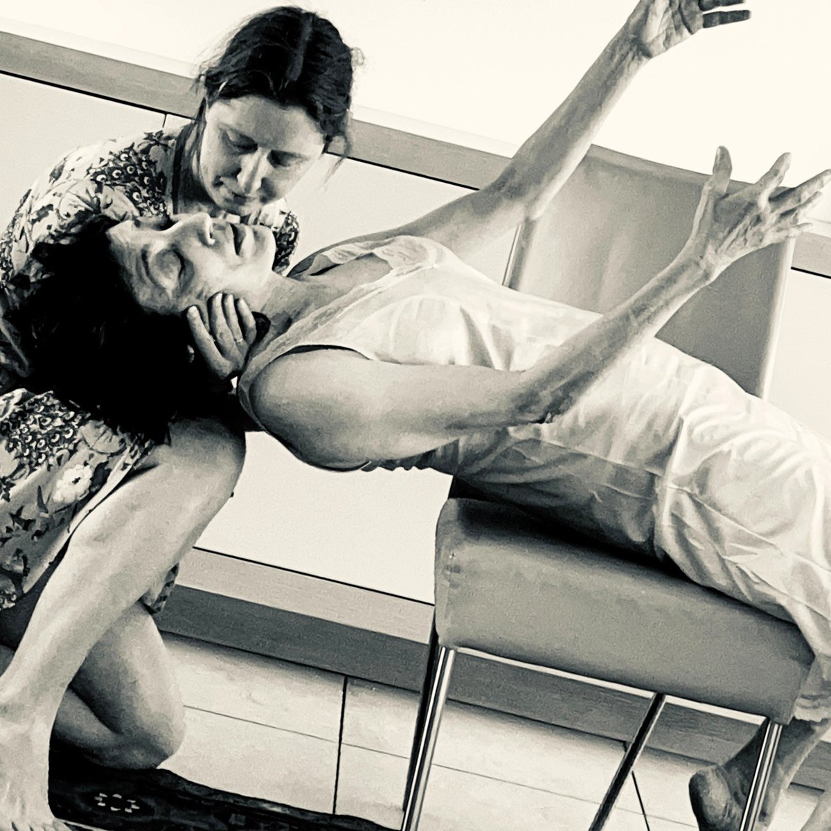 LFS_IJsselstein's tweet photo. Hier ga ik vanmiddag naartoe. Een korte dansperformance van choreograaf Leah Jacob over geheugenverlies en de gevolgen voor relaties. "Wie vertelt me over morgen, als ik morgen ben vergeten?" In de bieb van #IJsselstein. Vrije inloop. https://t.co/HqQF1QfBBY https://t.co/12ev7kd9It
