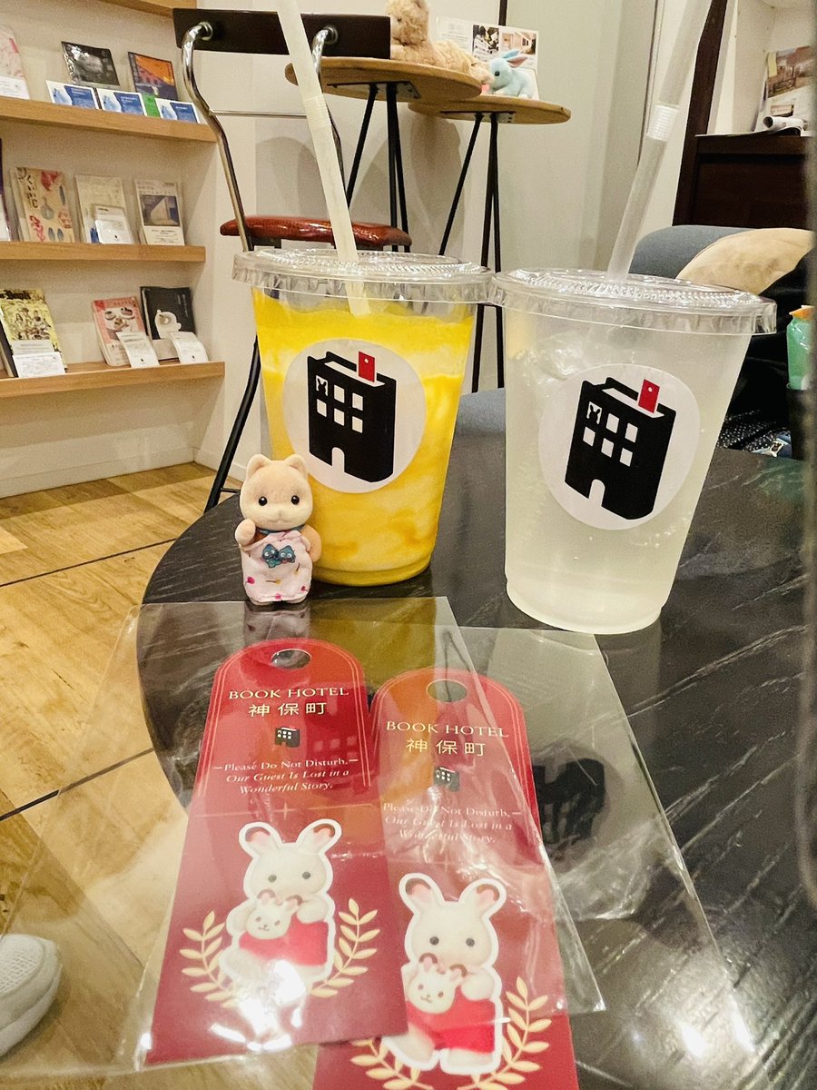 ppp44ppp44's tweet photo. シルバニア📗🏨カフェ╰(*´︶`*)╯♡
しおり🔖かわいい😍
🐏男の🎄良き📗
🥤に付いてるシールまで剥がすのはあきちゃんのお得意です（爆笑）

どなたか京都の🐻しおり郵送交換しませんか？緩募です✨
#シルバニアファミリー
#BOOKHOTEL神保町 https://t.co/hZF1uYmyli