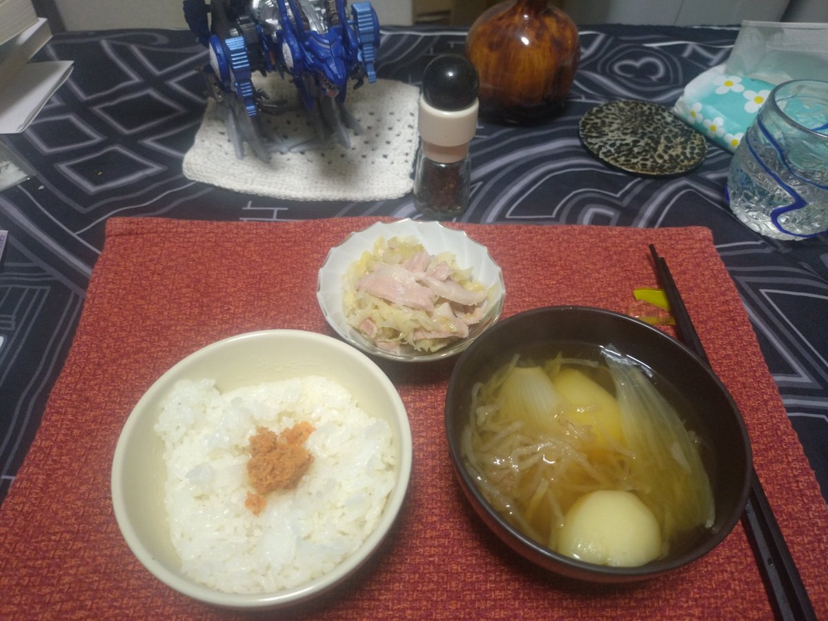 NUE_0_8's tweet photo. 飯！玉ねぎとじゃがいものおでん風スープに豚トロとキャベツの煮込み、白米にはカルディで買ったうま〜い鮭明太をそえて https://t.co/XSi8eIzO3d
