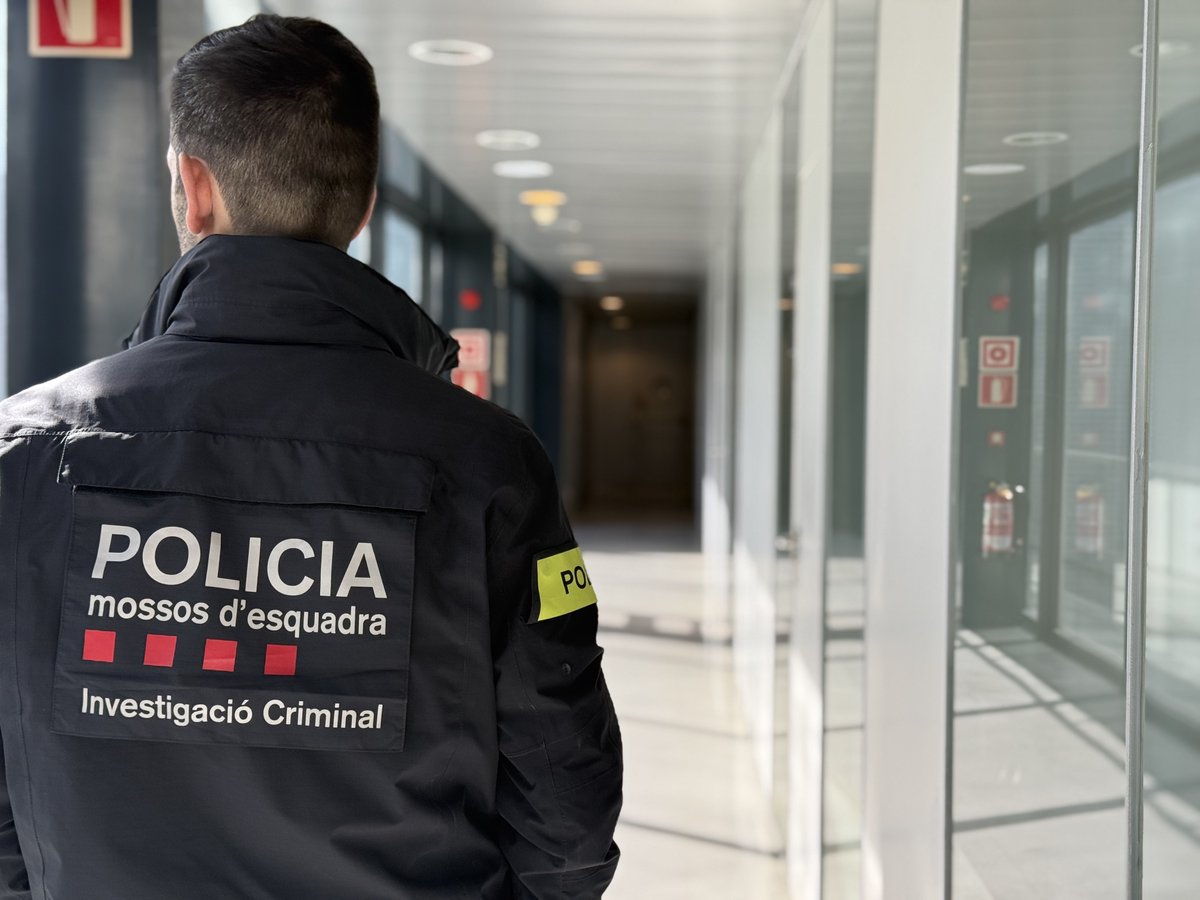 mossos's tweet photo. Desarticulem un grup criminal relacionat amb més de 70 robatoris amb força a empreses de Catalunya, l'Aragó i la Comunitat Valenciana.

Els quatre detinguts havien sostret material informàtic valorat en 700.000€.

Investigació conjunta entre la DIC i @guardiacivil https://t.co/YvCFb4fGBr