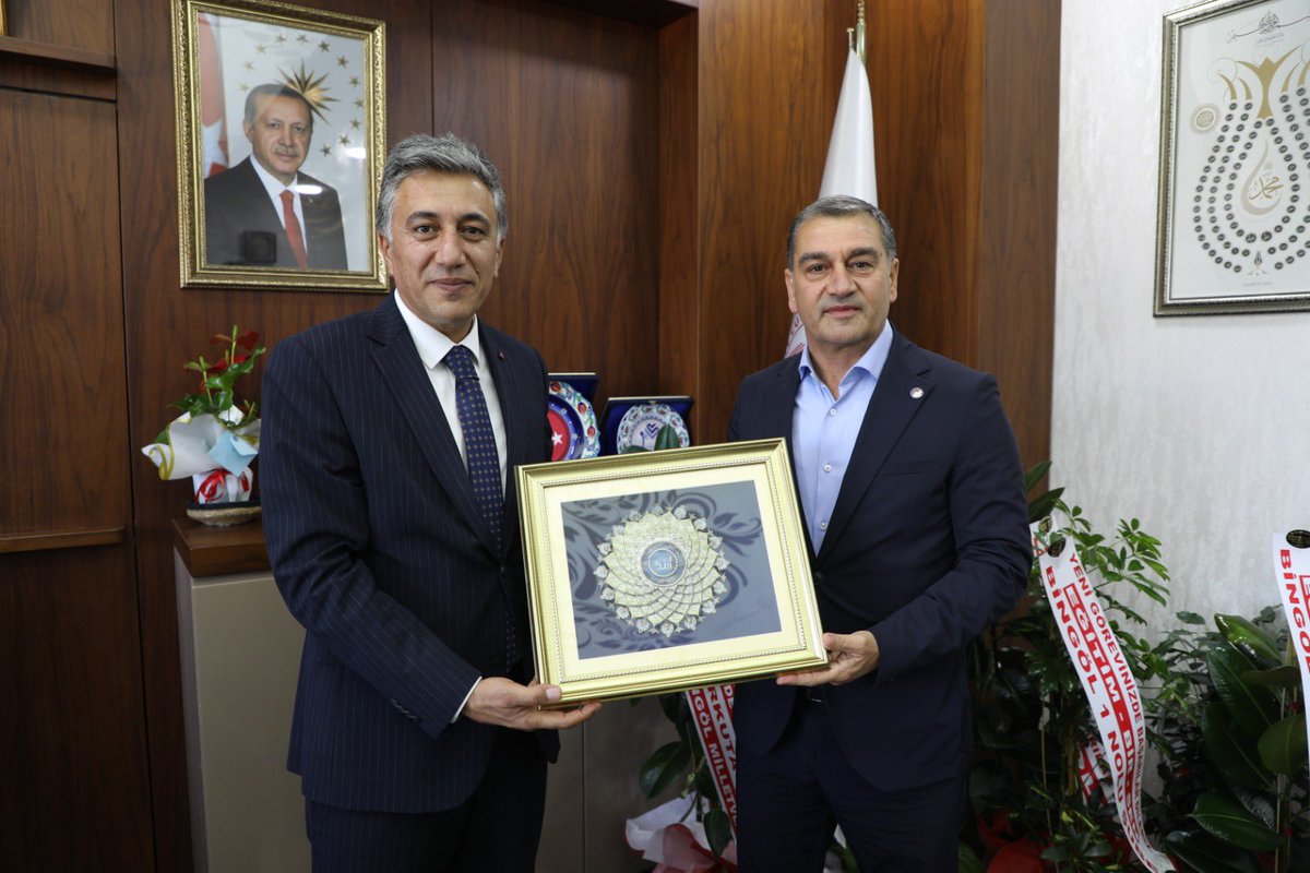 halukaras23's tweet photo. Ağrı İl Milli Eğitim Müdürü olarak atanan Abdulhaluk Çakan’a hayırlı olsun ziyaretinde bulunduk.
Nazik misafirperverliğinden dolayı kıymetli müdürümüze teşekkür eder, başarılar dileriz. 
@halukcakan12 
@agrimem https://t.co/FHSK2slFMG