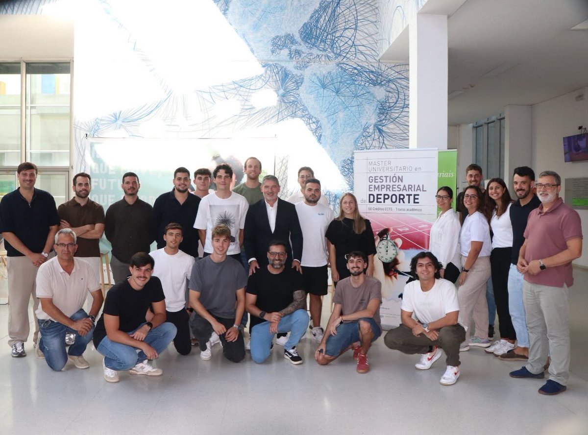 MBAdeporte's tweet photo. No hay mejor forma de comenzar el curso  ¡¡y ya van 16!! que con la visita de @anibalpereira4 @OurenseConcello  

Gracias por tu visita, tus consejos y compartir con nosotros nuestro primer día de clase del #Curso26_27

@fcetou @uvigo https://t.co/xWIHuhOmWn