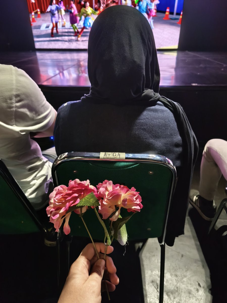 edrickojn's tweet photo. Di bangku di dalam teater, dibagikan dua tangkai bunga #JKT48TeamOn #JKT48Theater14Anniversary https://t.co/1nSVBQJZG7