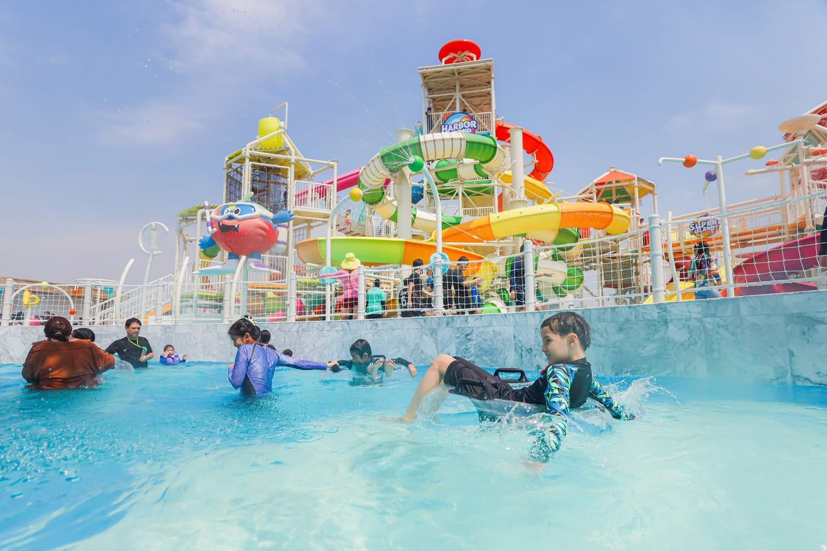 saudi_thai's tweet photo. حديقة مائية على سطح مول 💦

📍 Harbor Island
داخل The Mall Lifestore Bangkae

من أكبر الحدائق المائية فوق الأسطح في تايلاند🇹🇭
🛝 منزلقات 
🌊 مسبح أمواج
🎢 ألعاب عائلية https://t.co/SXh64ZJKGD