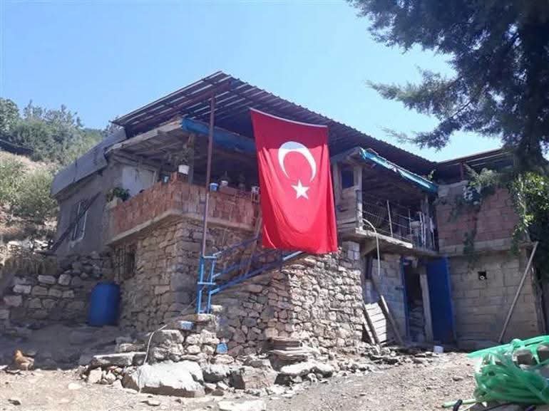 Ibrahim43969880's tweet photo. Şehitlerimin evi bu durumda Ama pkk itine villa yapılmış ama onuda kabul etmemiş önce özgürlüğümü verin diye tü Allah belanızı versin .. https://t.co/Jn43s2Ba8X
