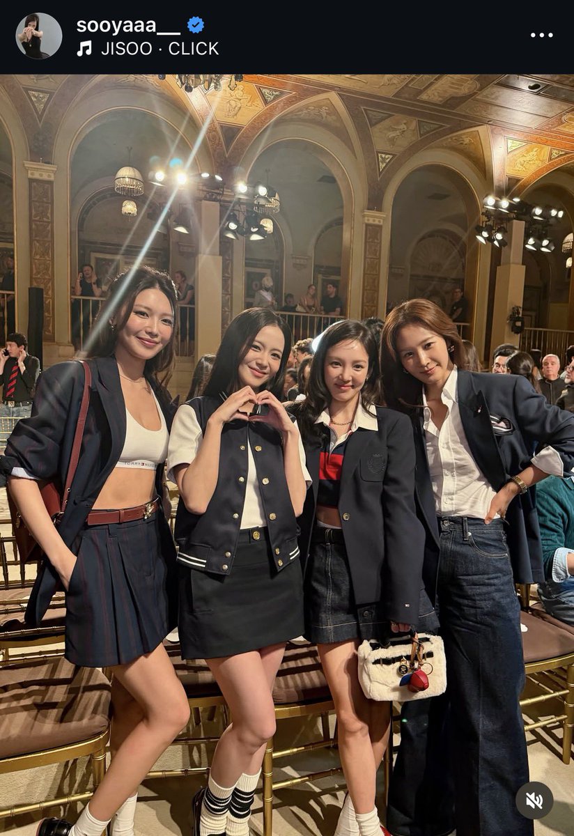 GODTIERJISOO's tweet photo. i think this was the best fashion week she’s ever had 😭 her fangirl moment https://t.co/rqY4rjKxpX
