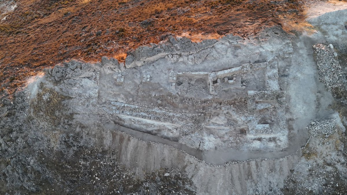 culturaenclm's tweet photo. El cerro de la defensa de Uclés: un lugar clave para comprender las fortificaciones almorávides

🏺 Las excavaciones han permitido conocer con mucho más detalle cómo se construyó y organizó este complejo militar almorávide de comienzos del siglo XII.

https://t.co/SkfC2xDTpj https://t.co/G9Z0j4h8Ja