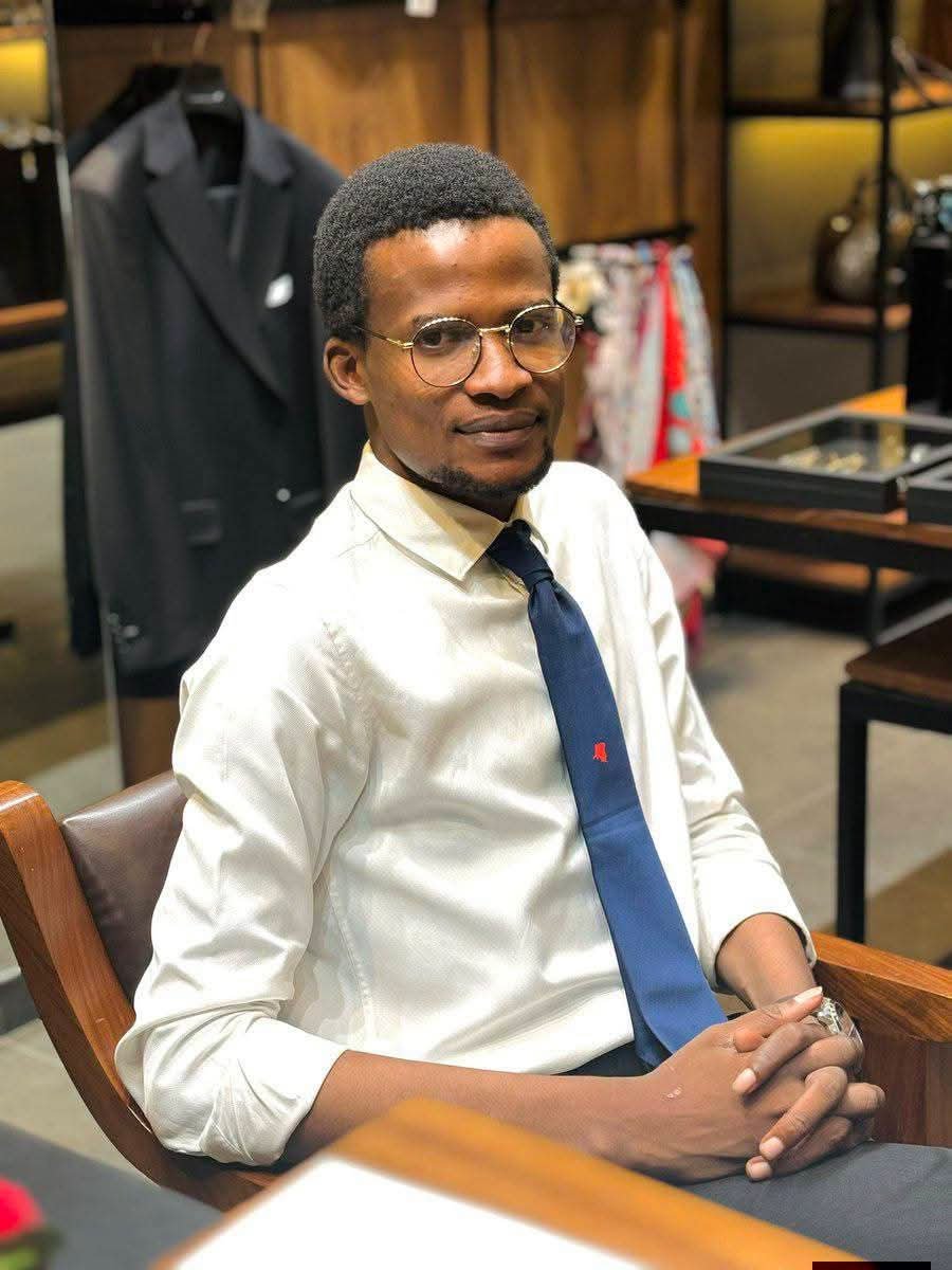 AbuduYawolo's tweet photo. 🚨#RDC : Nathanaël Onokomba : l’espoir de libération s’est éteint, il jouait la carte de sa libération, mais la justice a rejeté sa demande de liberté provisoire. 

La défense réclame désormais la levée de sa détention, qu’elle juge irrégulière. Une nouvelle Chambre du conseil est attendue pour statuer sur cette demande, tandis que l’instruction au fond est renvoyée au vendredi 18 septembre 2026.