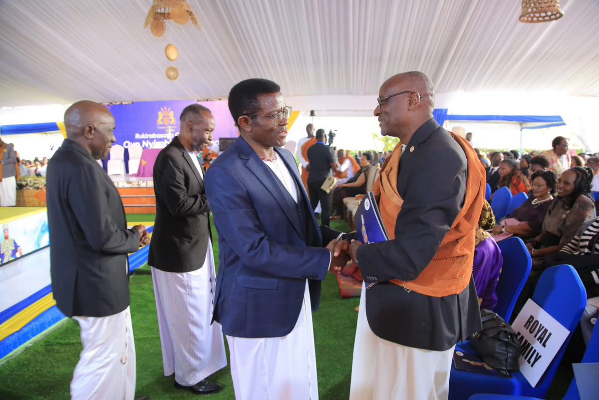 deltatvtukole's tweet photo. Katikkiro Charles Peter Mayiga y'akulembeddemu bonna abavudde mu Bwakabaka bwa Buganda abeetabye mu kuwerekera Omukama Oyo Nyimba Kabamba Iguru Rukidi IV. #DeltaTvTukole https://t.co/2YHHI1YRr2