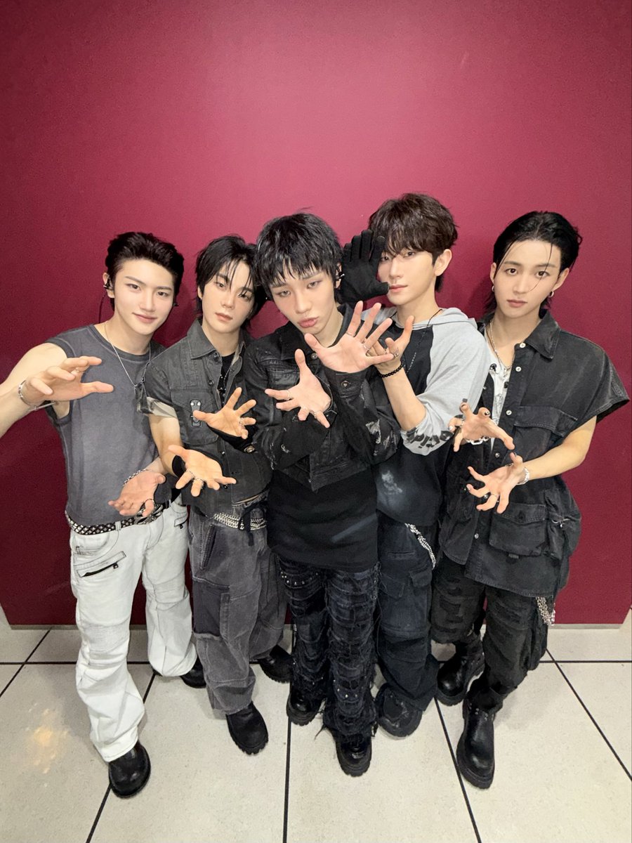 TNX_Official's tweet photo. [#TT]
TNX Today | 260912
📸 MBC 쇼! 음악중심
 
#TNX #티엔엑스
#Die_Another_Day
#PNATION #피네이션 https://t.co/opkF9REJ85