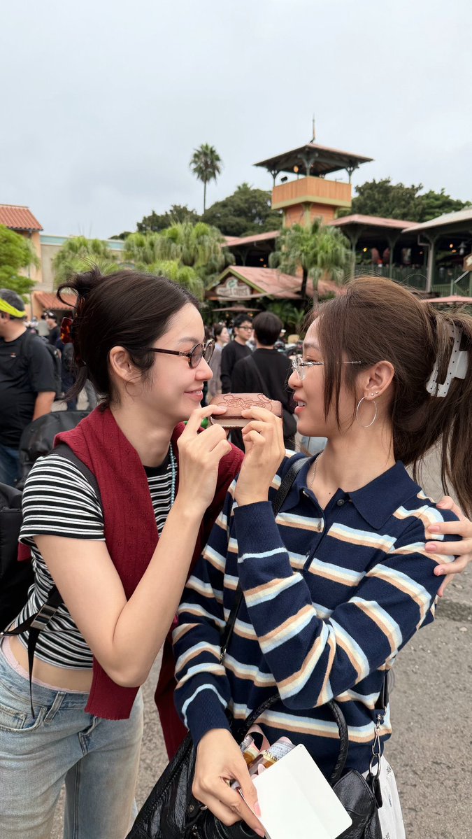 pclpcl7's tweet photo. เริสจัง ชั้นว่าชั้นรักผัวชาวบ้านมากแล้วนะ แต่ก็ไม่เท่าที่ผัวชาวบ้านรักเมียเขา มีงานคู่ที่ญป 14 แต่บินตั้งแต่วันนี้เลยเพราะเบบี๋ชอบญี่ปุ่นมาก อยากไปประเทศที่ชอบกับคนที่ใช่

#น้ำตาลฟิล์ม #namtanfilm https://t.co/9lPWvjy6Kf