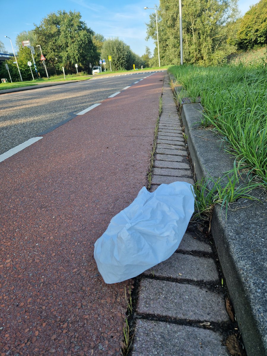 EBS023's tweet photo. Even naar het dorp voor een boodschap...
Ze hebben niet stilgezeten Vannacht.
#Supportervanschoon #TrashWalking #zwerfie #Poortugaal #Albrandswaard https://t.co/TpqirSwjb1
