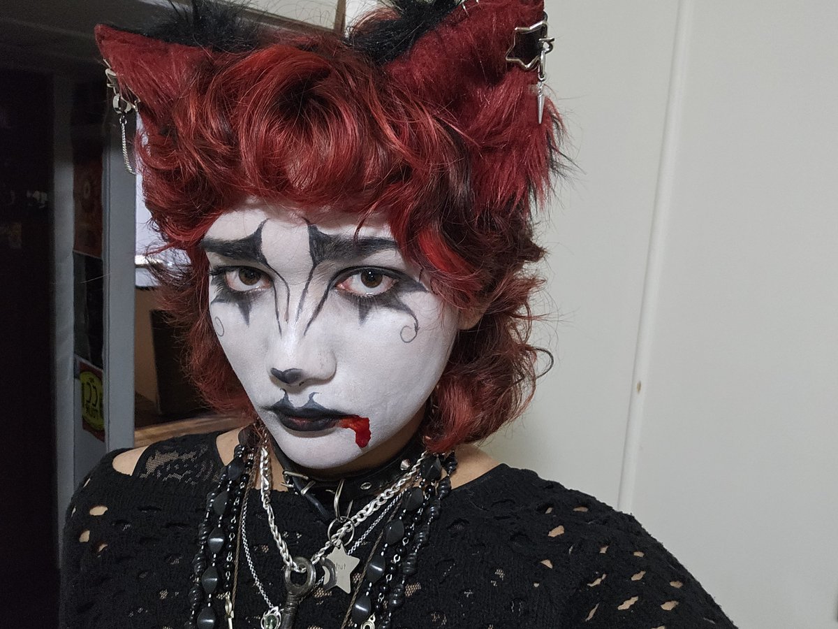 MeowMeowMae_'s tweet photo. Dont bring a werewolf to a vampire fight https://t.co/V3SBX8cR7r