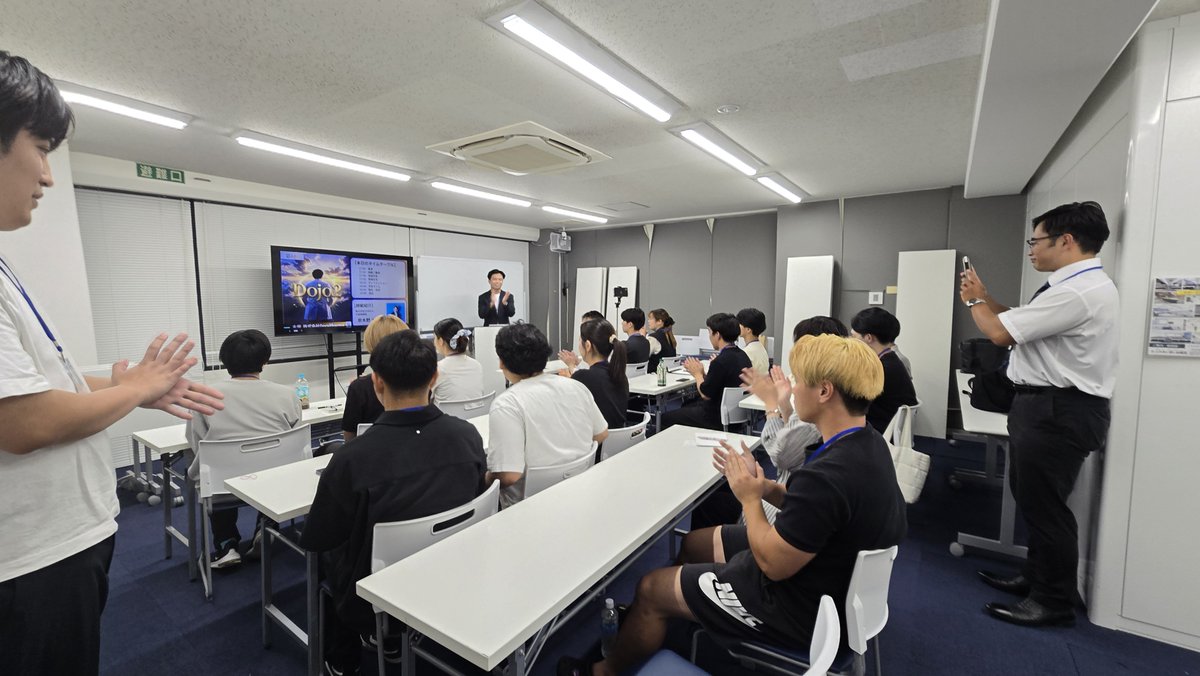 uriuri0120's tweet photo. #Dojo2
本日は株式会社スターリックス代表の奈木野さんをお迎えしました!
素敵な講演が始まりまーす!!😊 https://t.co/N8WkiW1IPh