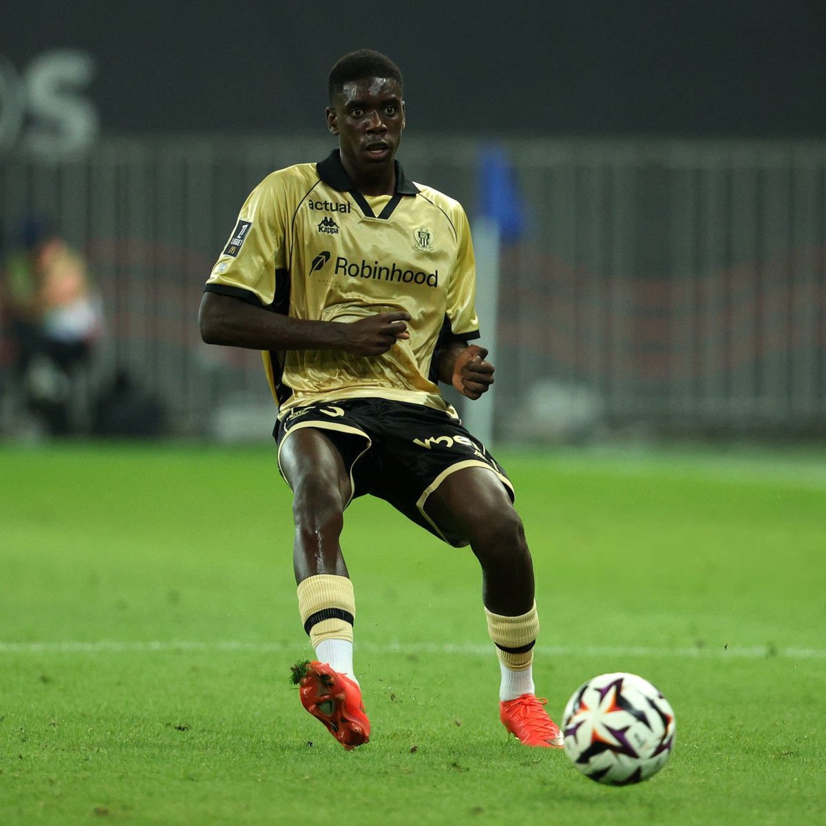 _BeFootball's tweet photo. À 17 ans, Junior Mandza 🇫🇷 s'impose comme la révélation en défense centrale à Nice ! 💎🦅

Plus jeune titulaire de Ligue 1 cette saison, il brille à un poste axial qu'il n'avait pourtant jamais occupé avant cet été :

▫️Meilleur joueur de l'effectif aux ballons récupérés (23), aux duels gagnés (14) et aux tacles réussis (7).
▫️ 33 passes cassant une ligne en seulement 3 matches.
▫️ Courtisé par la Juve cet été, sa valeur marchande atteint déjà 25 M€.

« À la fin de l'année, on va se taper une offre à 45-50 M€ », prédit déjà Roger Ricort 🇫🇷. 💰

(@lequipe)