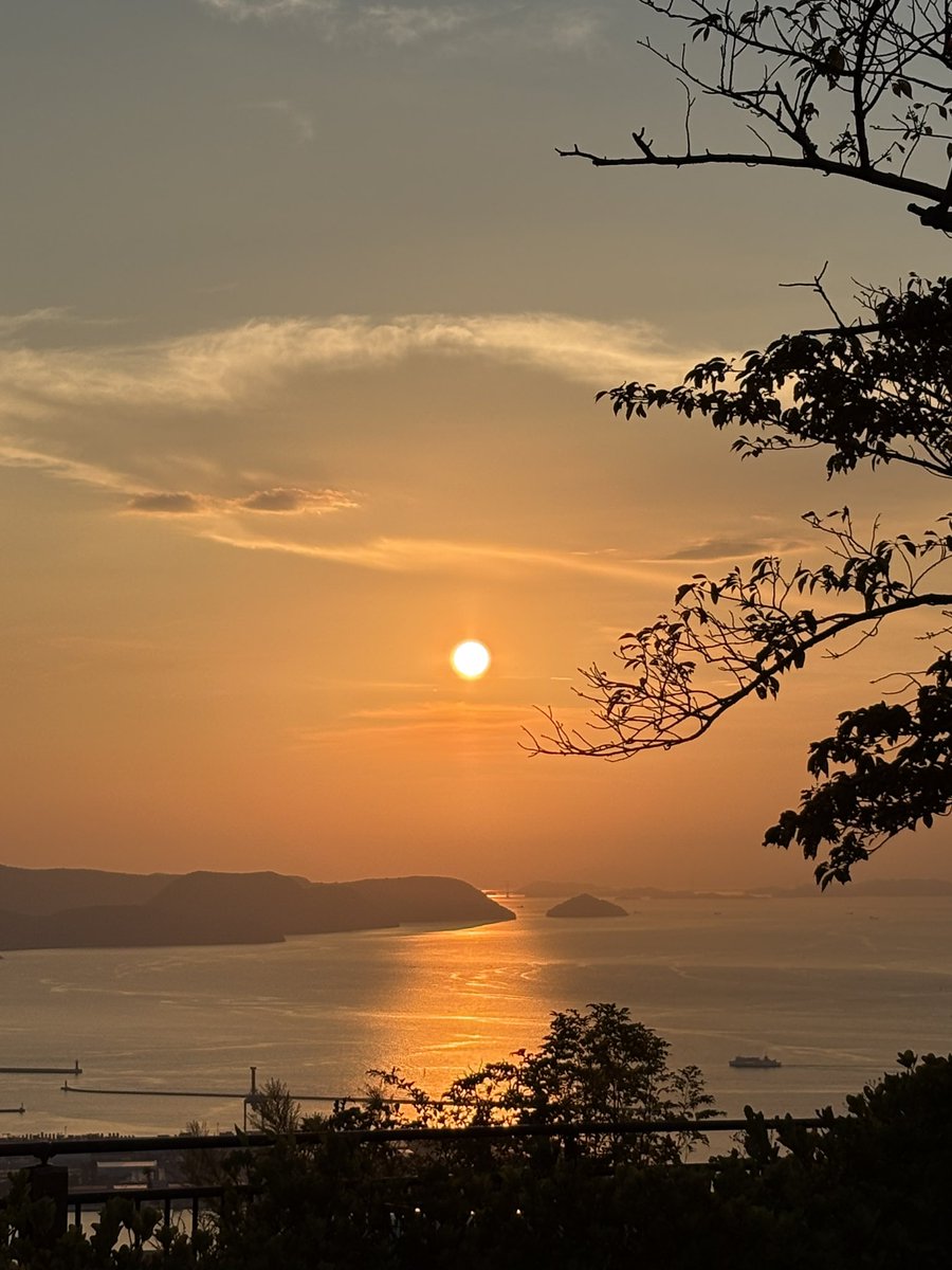 yashimaru0805's tweet photo. 屋島山上からの絶景
一枚目→瀬戸内海に夕日の光の道
二枚目→ 幾重にも重なる夕焼けの層

やしまーる本日9/12（土）21:00まで開館 https://t.co/dbaz91elQi