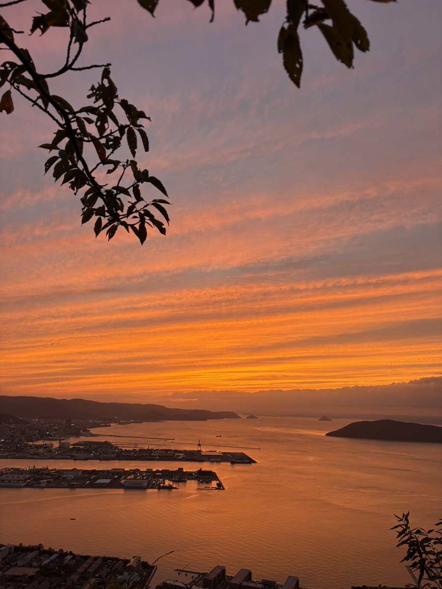 yashimaru0805's tweet photo. 屋島山上からの絶景
一枚目→瀬戸内海に夕日の光の道
二枚目→ 幾重にも重なる夕焼けの層

やしまーる本日9/12（土）21:00まで開館 https://t.co/dbaz91elQi
