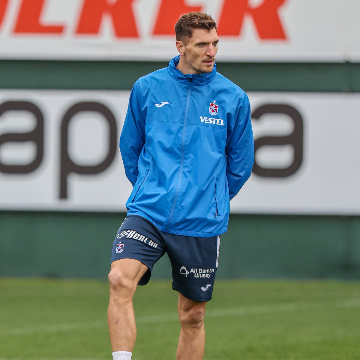 demarkesports's tweet photo. Thomas Meunier: "Trabzon halkının ne kadar tutkulu olduğunu biliyorum. Karadeniz kıyısında küçük bir şehir. Kendi halinde bir yer. Futbolla yatıp kalkıyorlar. Bazen çok tutkulu oldukları için bu durum biraz aşırıya kaçabiliyor. Dürüst olmak gerekirse, kariyerimin belki de en iyi altı ayını Türkiye'de geçirdim. Destek ve insanların yaklaşımı inanılmazdı."