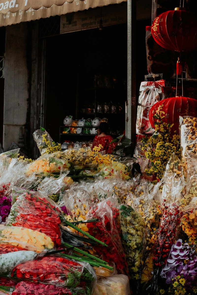 webbsaravwv's tweet photo. Hôm nay, trăng lên sau một lớp mây mỏng. Có những con đường vẫn gợi nhớ người xưa. Tôi cứ để mọi thứ diễn ra tự nhiên ✨ https://t.co/HhcfCzMeJG