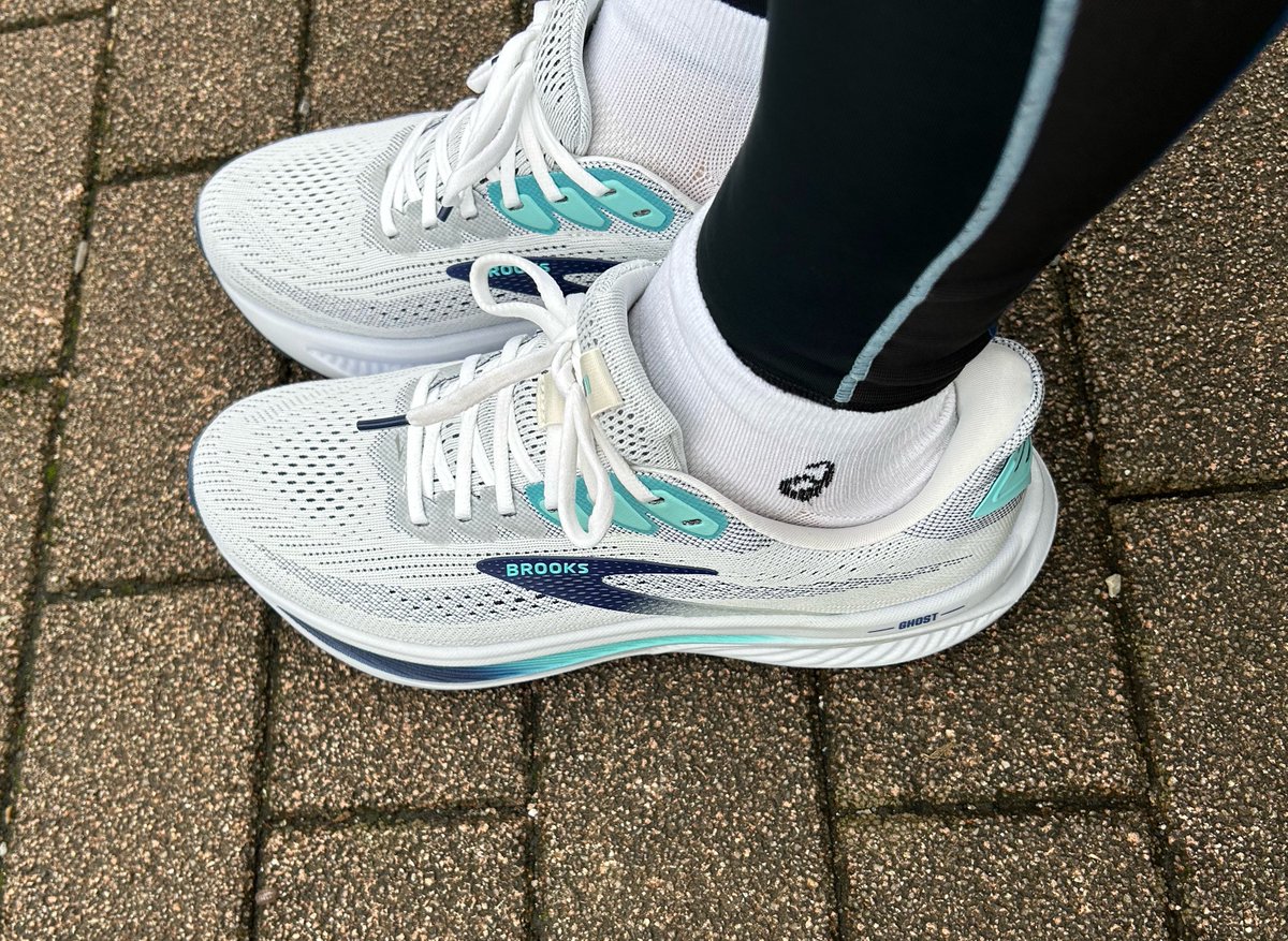 masaru_202004's tweet photo. 今日は 先日購入した ＃ブルックス  ＃ゴースト17 で 初ラン 3km😊🏃‍♂️

僕の中では ジョグシューズの完成形ですね👟
柔らかすぎず 硬すぎず、左右のブレもなく、足裏全体で接地して 自然に前に進んでくれる、そんな優れものです😊✨

これからの僕のメインランニングシューズになりますね👟✨ https://t.co/gfa7HcjA8x