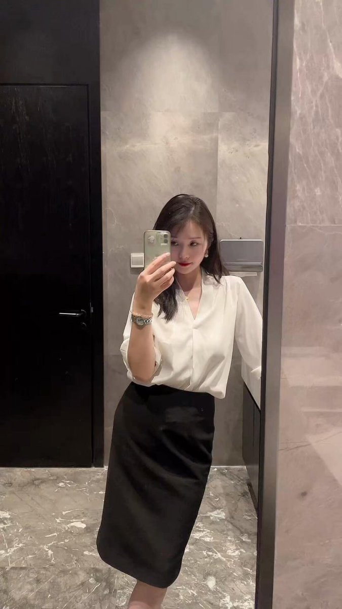 tw5233's tweet photo. 哭紅了眼睛也不能弄花了妝容 
工作那有那麽容易做的 
總是會遇見澳客 https://t.co/AcpbGZr84o