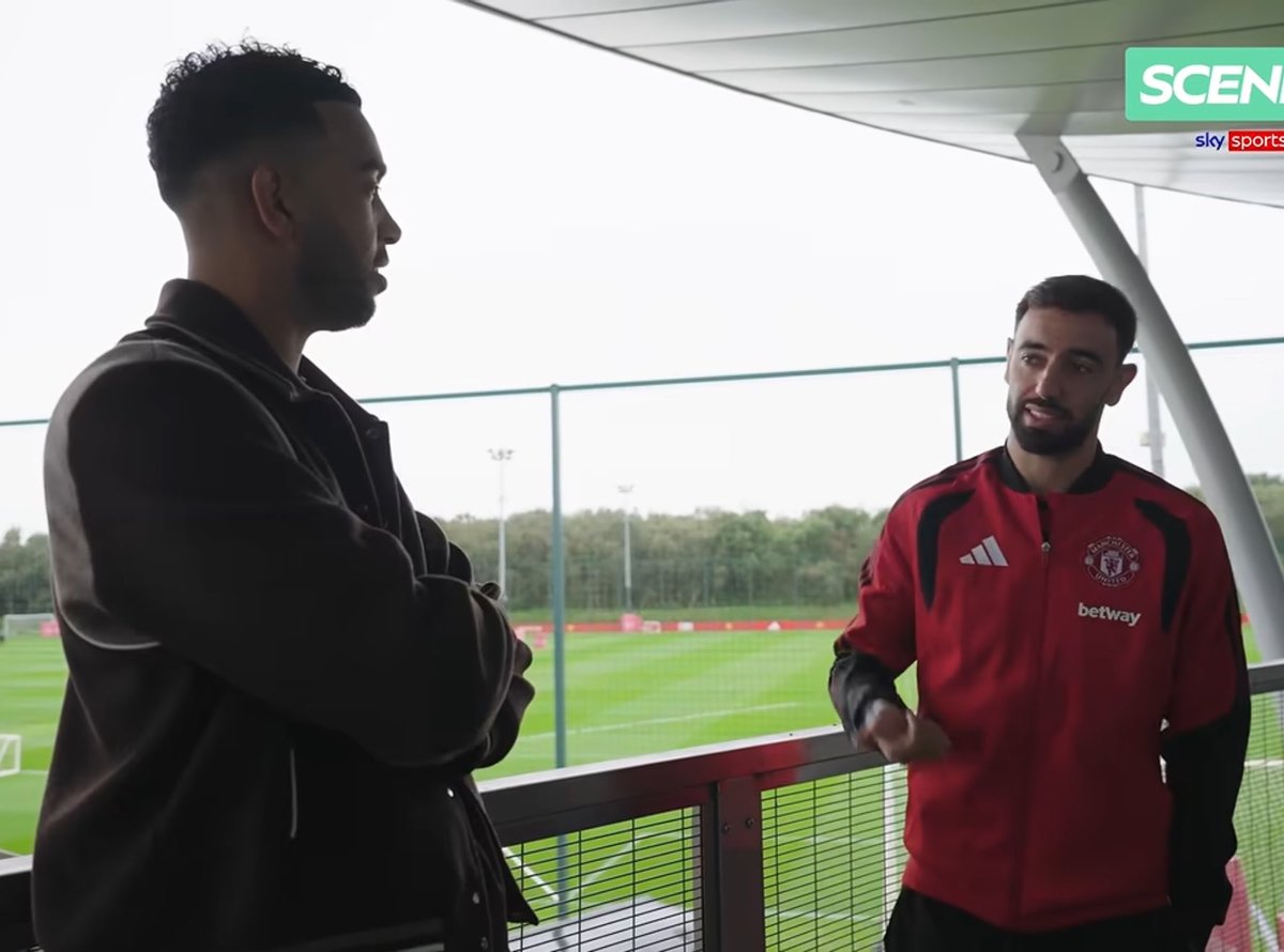 UtdDistrict's tweet photo. 🚨🎙️ | Bruno Fernandes asked for his unsung hero at #mufc:

“Acácio [Valantim]. He’s our team manager. He’s the person that tells us about timings, all the schedules, travelling, airplanes, all these things.

“He’s also the best dresser in the club. The best dresser by far. Classy…” [Sky]