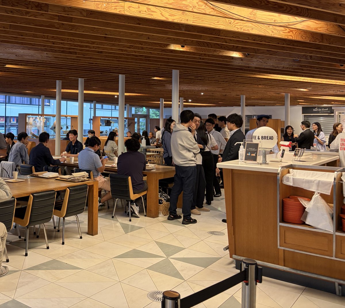 gradcuc's tweet photo. 📚今日の大学院課シリーズ　第2弾
本日は、 
🎓商学研究科　中間発表会
🎓会計ファイナンス研究科　登校機会等
を実施しました。
中間発表会では活発な質疑応答が交わされました✨
登校機会等には、在学生・修了生・教員が集まり、交流を深める盛会となりました🤝📚
写真で様子をご紹介します📸 https://t.co/EqFeMYW7wr