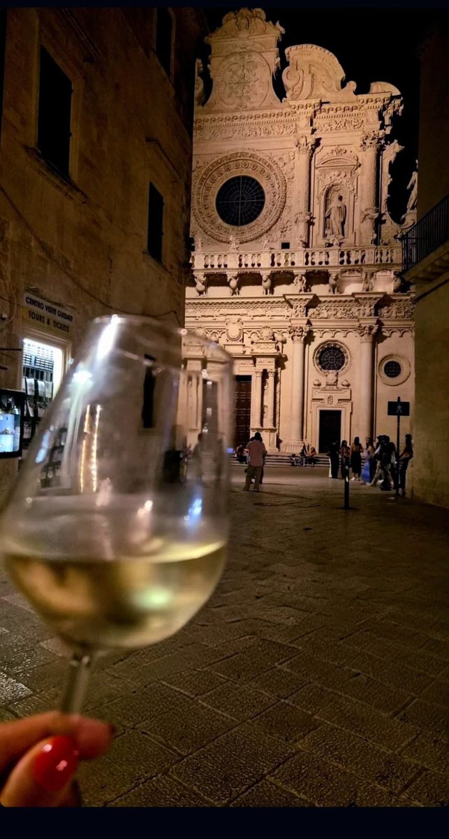 InfoLeverano's tweet photo. Cari followers,

nelle nostre giornate super frenetiche, spesso ci vuole un attimo per staccare un po' e vivere la vita lenta. ☀️

È proprio il mood di questo scatto, un momento per ammirare la bellezza con la vista e... non solo 🍷🍇

📸 Ilaria Lecciso 

#salento #puglia #lecce https://t.co/eKp2e8CVGV