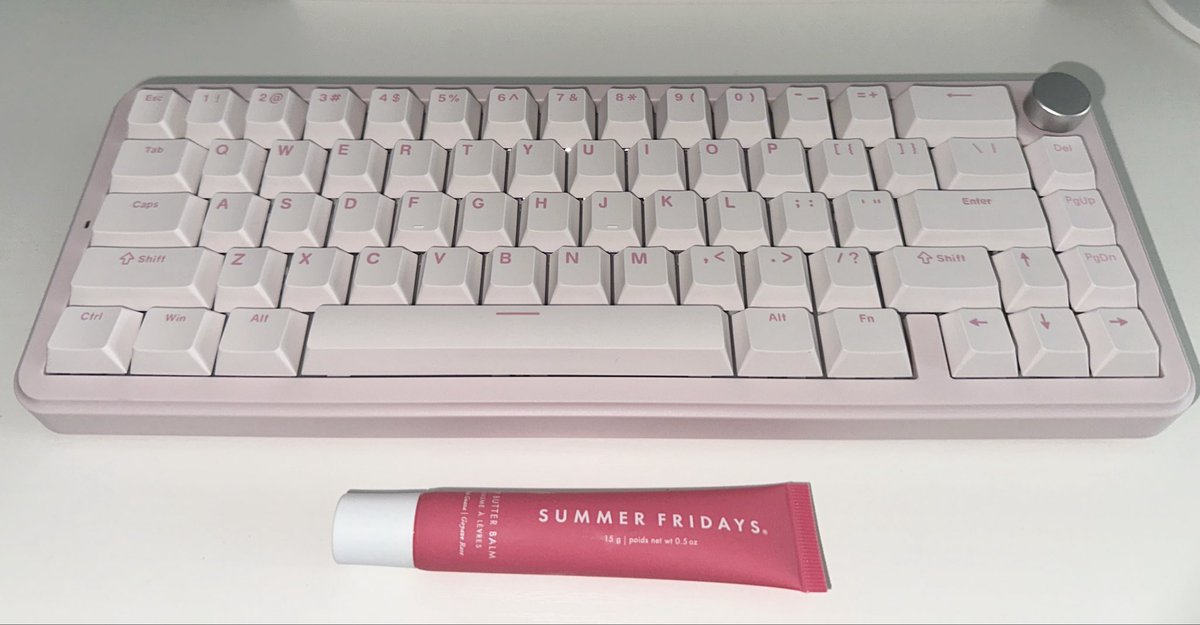 zayzayluv's tweet photo. yunzii keyboard 🌸 https://t.co/CQN0o26jKj