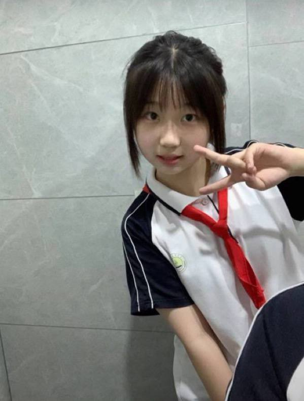 HamzaSendgy2's tweet photo. 今天开学啦😭                

有谁要来锐评我18岁女大的福啊？              

心情不好来X发泄了，无📷 🥺 https://t.co/9brUaxA4u5