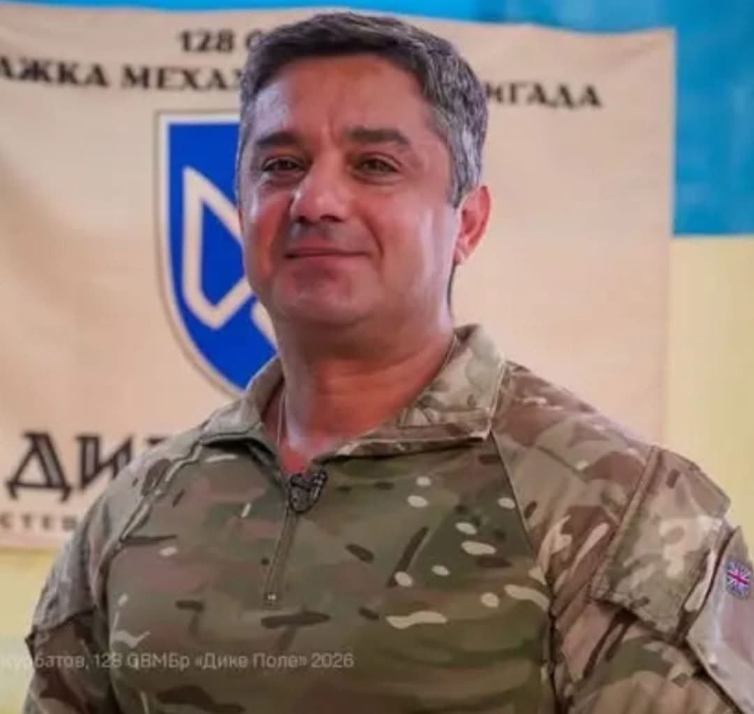 volodarskijo's tweet photo. Його засудили до страти в Ірані - за те, що він рятує українських воїнів. А він усе одно повертається на фронт.

Іранський військовий лікар Хосро має чотири вищі медичні освіти, вісім мов і власний ресторан у Києві. 

А тепер він вивозить поранених українських бійців з-під вогню.

В Ірані його заочно засудили до страти - за участь у війні на боці України. 

Росія при цьому залишається найближчим союзником Ірану. Хосро це знає. І все одно щодня виїжджає на евакуації.

В Україну він переїхав після одруження з українкою та відкрив ресторан європейської кухні.

Коли росіяни підійшли впритул до Києва, Хосро пішов до війська. 

Але жоден ТЦК не взяв іноземця з досвідом служби в іранській армії. 

Тоді він записався до 124-ї бригади ТрО, а згодом перейшов у морську піхоту - звільняв Херсонщину, вивозив поранених човнами.

Одного разу під час евакуації росіяни накрили їхній човен артилерією та РСЗВ. Снаряд розірвався так близько, що човен перекинувся. 

Хосро опинився у крижаній воді й уже почав прощатися з життям. Його витягли морпіхи.

Потім був Херсон - будинок, де він жив із побратимами, росіяни накрили з РСЗВ. Численні поранення, довгий госпіталь, реабілітація. 

Після цього - 128-та бригада "Дике Поле" і новий фронт, Запорізький.

"Ця війна дуже відрізняється від того, що я бачив у Сирії та Афганістані, де були постійні вуличні бої. Вона відрізняється навіть від того, що було у 2022-2023 роках. Тут я не бачу ворогів, але постійно виїжджаю на евакуації. Це перша війна дронів в історії людства", - каже він.

Його часто питають: навіщо тобі це? Ресторан же працює. Відповідь проста:

"Україна - не моя батьківщина, але це мій дім. І я маю його захистити".

Незабаром у родині Хосро буде ще одна дитина. І це лише додає сенсу його боротьбі за дім, який він обрав.

Треба не тікати далі, а захищати те, що є.