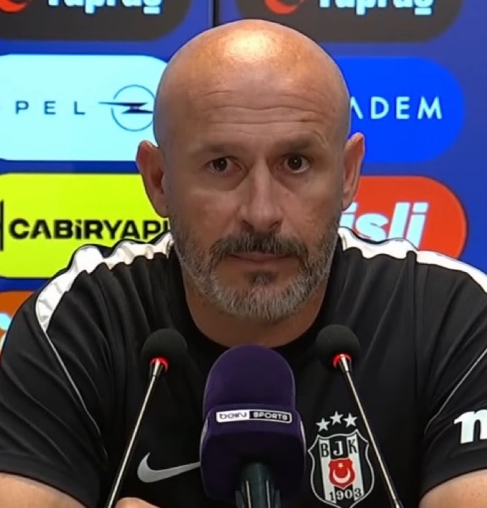 AutSP0R's tweet photo. Vincenzo Italiano: "Basın toplantısına gelmeden önce Orkun ile konuştum. Ben de futbolcuyken kırmızı kartlar gördüm. Çok kırmızı gördüm. Umarım Orkun, benim yaptığım hataları yapmaz. Çünkü maçlarda bazen olaylar yaşanabiliyor. Bu olaylarda kontrolünüzü kaybedebiliyorsunuz. Dikkatli olmalıyız. Akıllı olup çok fazla hakemle diyaloğa girmemek gerekiyor. Orkun da zaten akıllı biri. Ne yapması gerektiğini biliyor."